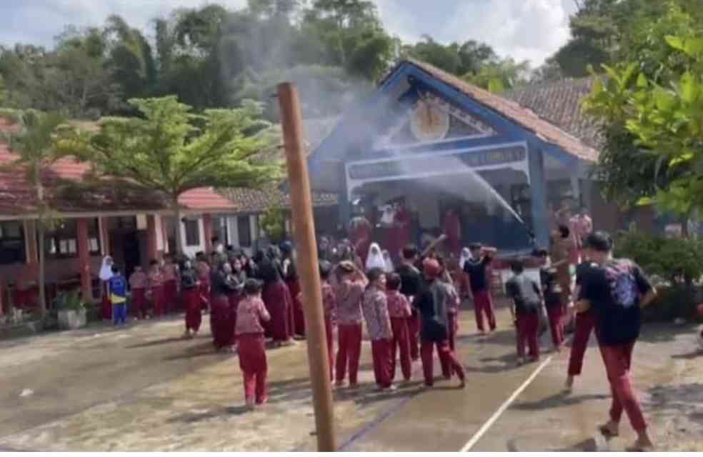 Tanpa Damkar Air Torn Pun Jadi, Warnai Momen Kelulusan kelas VI di SDN Kertamukti