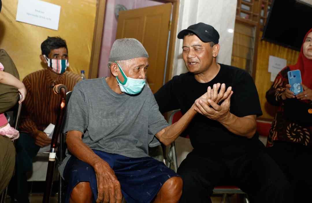 Wow! Di Brebes, Gubernur Luthfi Cek Layanan Speling dan Beri Bantuan Uang