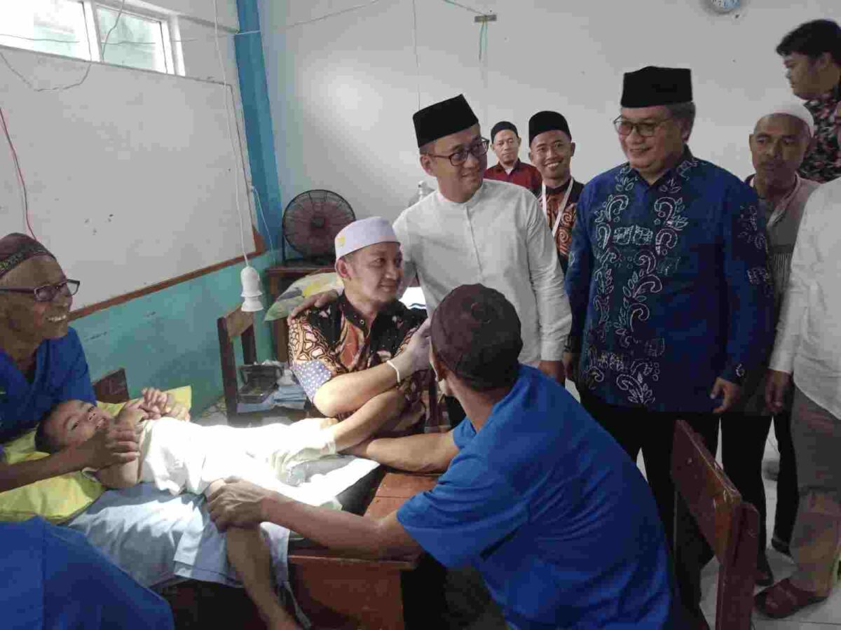 Bupati Tasikmalaya H. Cecep Nurul Yakin saat berkunjung ke Ponpes Srahtarjuningrahyu Ciawi, saat acara khitan berjamaah yang ke-46, pada Sabtu (9/6/2025)  bertepatan tanggal 13 Dzulhijjah (dok istimewa) 