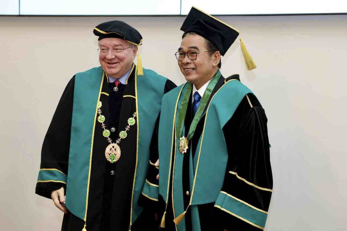 Prof. Mohammed Ali Berawi dari Universitas Indonesia, usai mengikuti upacara resmi menerima jubah kehormatan dan diploma Doktor Kehormatan dari Universitas Politeknik Saint Petersburg (SPbPU), Selasa (10/6/2025). 
