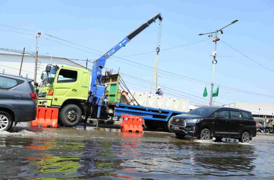 Pusing Gegara Macet Sayung Akibat Rob? Tenang, Kementerian PU Pasang Batas Beton Atasi Mecet