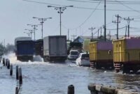 POV: Situasi banjir rob di Jalan Pantura Semarang-Demak. (dok istimewa) 