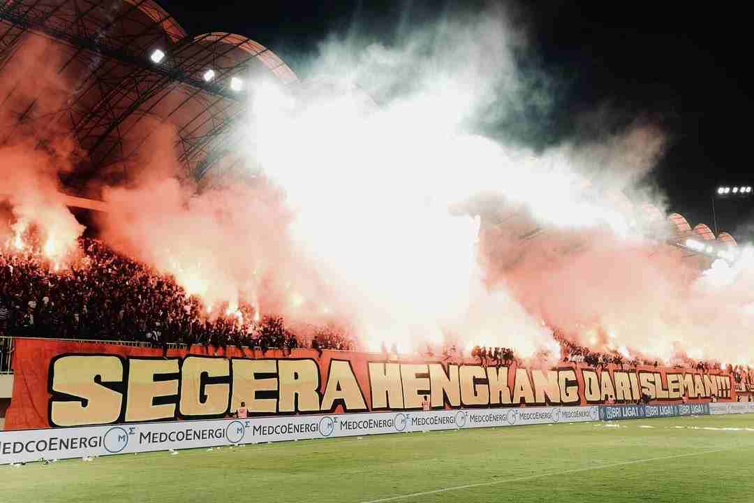 Dari Batas Tribun: Antara Sesak dan Sorak
