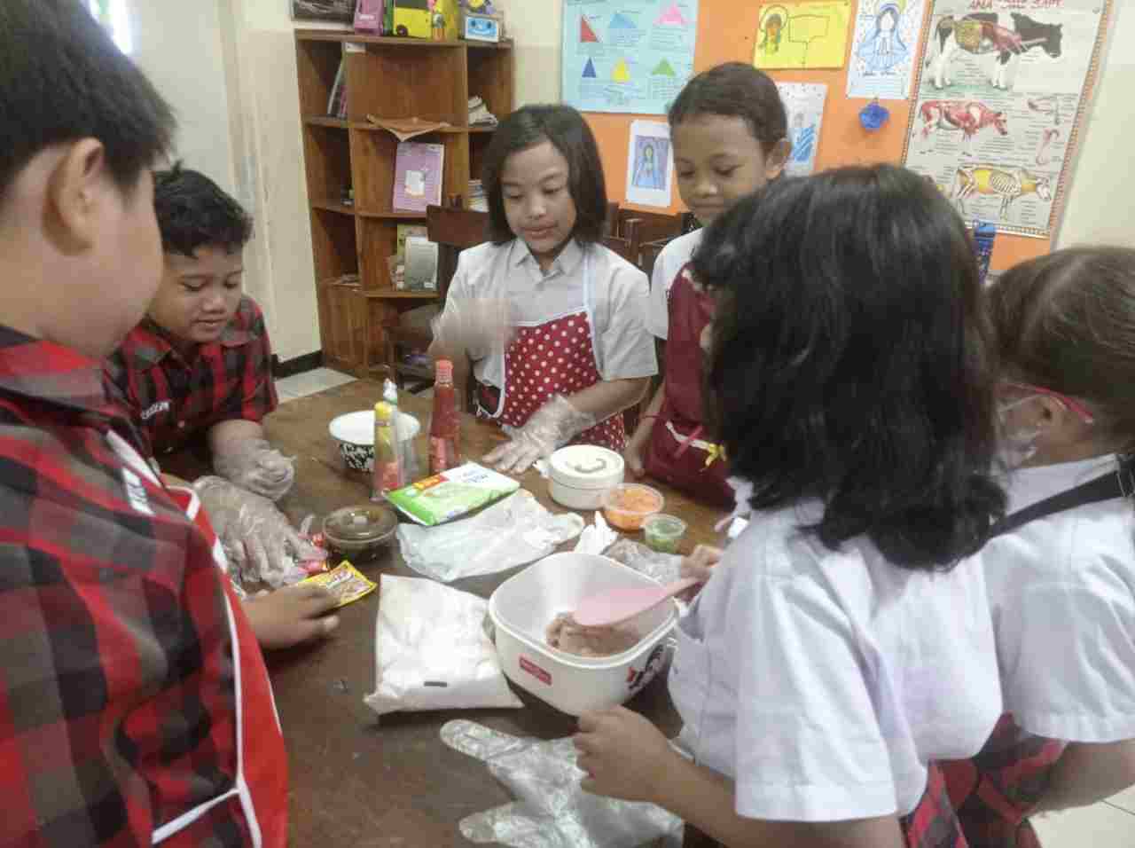 Gelar Karya P5, Siswa Kelas 3 SD Santo Carolus Surabaya Berkreasi Bikin Dimsum