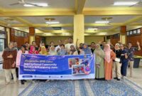 Foto bersama dosen dan mahasiswa Universitas BPD Semarang saat kunjungan pepengabdian masyarakat bertajuk International Community Service in Kampung Jawa, Malaysia (dok istimewa) 
