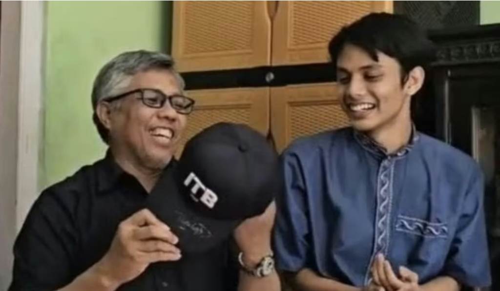Kisah Haru Devit Febriansyah: Siswa Kurang Mampu Asal Sumatera Barat ini Lolos Masuk ITB, Dijemput Langsung Oleh Rektor