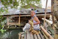 POV: Warga yang pasrah atas bencana rob di pesisir Pantura Demak. (dok. suaramuda.net) 