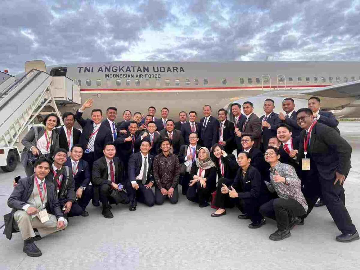 Foto bersama Diaspora Indonesia di Rusia saat kunjungan Presiden Prabowo Subianto di St. Petersburg International Economic Forum. (dok. istimewa) 