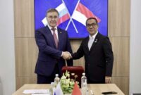 Jabat tangan Menteri Pendidikan Tinggi, Sains dan Teknologi (Kemendiktisaintek) RI, Brian Yuliarto, dengan Menteri Sains dan Pendidikan Tinggi Federasi Rusia, Valery Nikolaevich Falkov. (Sumber: detik.com) 


