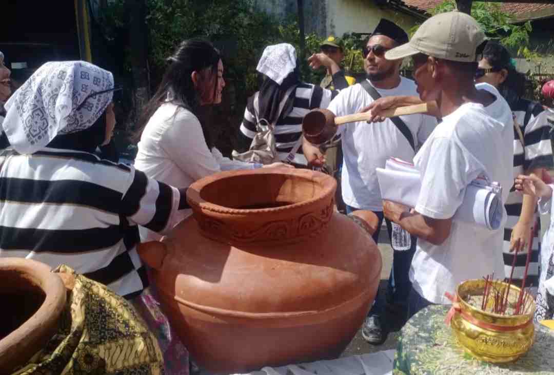Di Kudus, Warga “Tumplek-Bleg” Ikuti Prosesi Grebeg Suro dan Berebut Air Tirta Pusaka