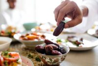 Ilustrasi jamaah haji saat sedang menyantap makanan (foto: pinterest) 