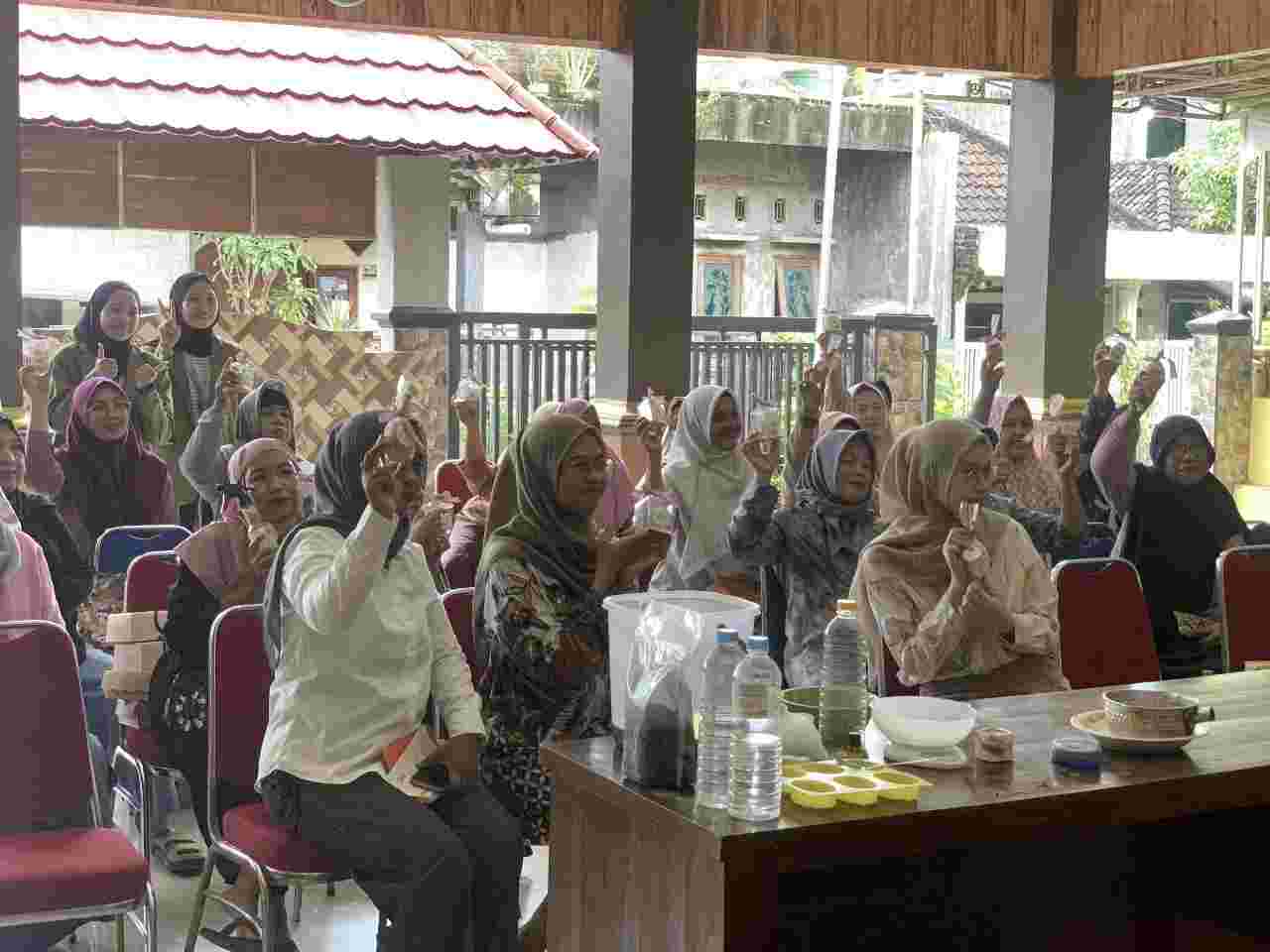 Lewat Kegiatan MBKM Bina Desa oleh Mahasiswa UPN Veteran Jawa Timur, Kini Warga Segoro Tambak Mampu Kelola Limbah Jadi Cuan