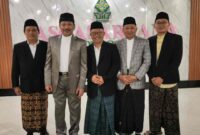 Dr. Agus Fathuddin Yusuf (tengah) saat foto bersama Pengurus PWNU Jateng, M. Nuh, M.Si (paling kanan), Ketua Baznas Prof. Noor Achmad (mengenakan serelan jas dan celana), Guru Besar UIN Walisongo sekaligus Promotor Prof. Ahmad Rofik (kiri) dan Direktur Sino-Nusantara Institute Syaifuddin Zuhri (paling kiri) usai sidang terbuka promosi doktor pada Jumat (4/7/2025) di Ruang Sidang Doktoral lantai 3, Kampus I UIN Walisongo Semarang. / dok istimewa
