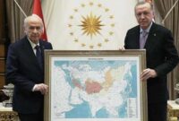 Foto: Devlet Bahceli, pemimpin Partai Aksi Nasionalis, memberikan peta 