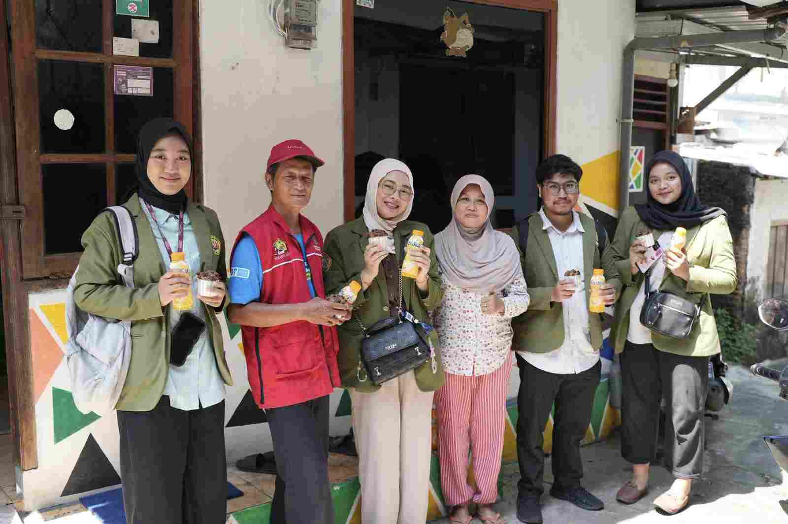 Kelompok SDGS KKN 102 UPN “Veteran” Jatim Jelajahi Potensi UMKM di Kelurahan Pakis