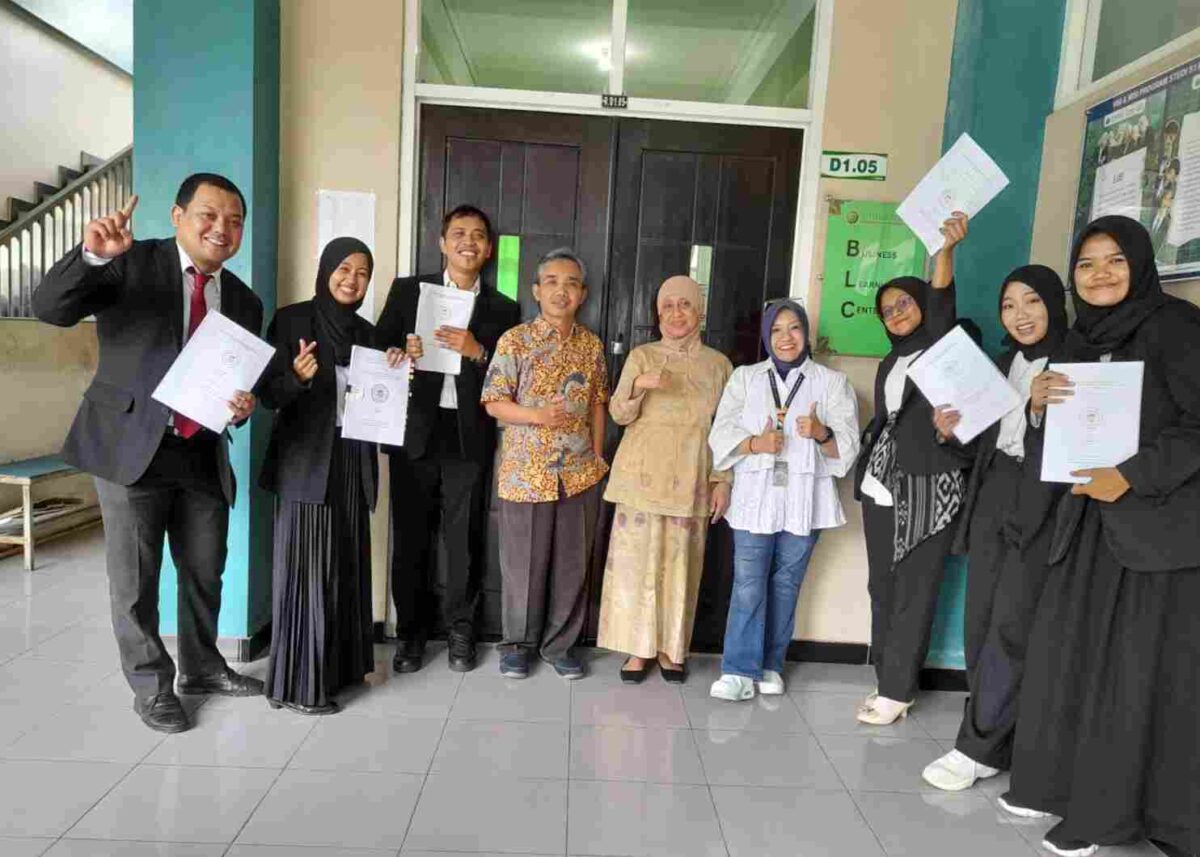 POV: foto bersama Kaprodi MIP FISIP Unwahas Dr. Hj. Ismiyatun beserta dosen penguji, usai mengikuti ujian proposal tesis, Sabtu (5/7/2025)
