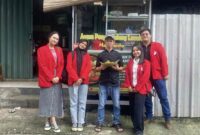 Mahasiswa Universitas Mercu Buana Jakarta disela-sela kegiatan rebranding Ayam Penyet Mas Yanto di Kawasan Meruya, Jakarta Barat. (dok istimewa) 
