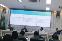 Dekan FISIP Unwahas Dr. Ali Martin, M.Si (paling kanan), narasumber sekaligus Tim Ahli DPR/MPR RI & Konsultan Digital, Prio Hananto, M.I.Kom (baju biru tua/ tengah), Dosen Ilmu Politik Unwahas, Zudi Setiawan, M.Si (baju putih/ tengah) serta narasumber Azmi Muttaqin, S.IP., M.Si (paling kiri). / foto: suaramuda.net
