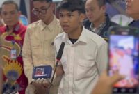 Ketua RT dari generasi muda, Sahdan Arya Maulana, berbaju putih depan mikrofon. (Foto: Instagram @sahdn.ar) 