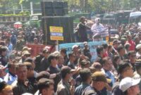 Sejumlah pelaku pariwisata seperti sopir bus pariwisata hingga pengusaha UMKM di Jawa Barat menggelar aksi demonstrasi di Gedung Sate, Jalan Diponegoro, Kota Bandung, Senin (21/7/2025). Mereka mendesak Gubernur Jawa Barat Dedi Mulyadi mencabut larangan Study tour.(Kompas.com/Faqih Rohman Syafei)


