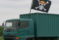 Sebuah truck dengan bendera bajak laut ala one piece. (Sumber gambar: Instagram @kabarnegri.com) 

