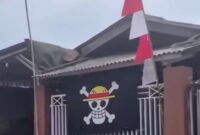 Bendera bajak laut ala one piece berwarna hitam, yang dipasang di sela-sela bendera Merah Putih dan umbul-umbul merah putih. (Gambar: @viral.sekalii) 
