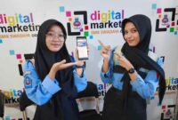 Siswa SMK jurusan Bisnis Daring & Pemasaran sedang Menggunakan Aplikasi SPARTAV. (dok pribadi) 
