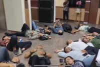 POV: petugas irigasi berstatus honorer di lingkungan Dinas Pekerjaan Umum Sumber Daya Air dan Penataan Ruang (Pusdataru) Provinsi Jawa Tengah (Jateng) saat aksi rebahan. (Sumber: detik.com) 