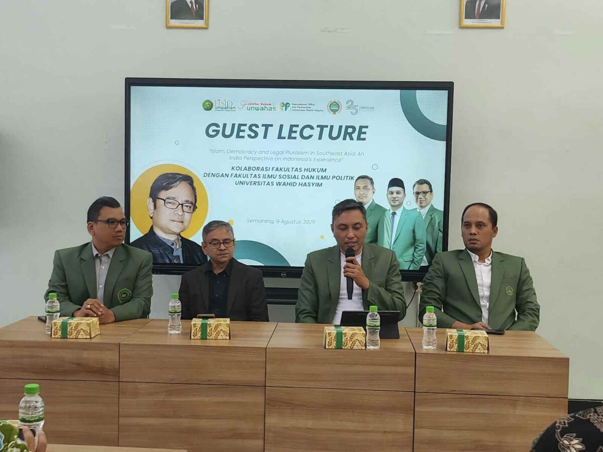Paling kanan, Dekan FISIP Unwahas Dr. Ali Martin, M.Si., mengenakan jas hitam Prof. Gautam Kumar Jha (Universitas Jawaharlal Nehru), memegang microphone Rektor Unwahas Prof. Dr. Ir. Helmi Purwanto dan paling kiri Dekan Fakultas Hukum Dr. M. Shidqon Prabowo, MH. (Foto: Rizky) 
