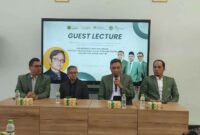 Paling kanan, Dekan FISIP Unwahas Dr. Ali Martin, M.Si., mengenakan jas hitam Prof. Gautam Kumar Jha (Universitas Jawaharlal Nehru), memegang microphone Rektor Unwahas Prof. Dr. Ir. Helmi Purwanto dan paling kiri Dekan Fakultas Hukum Dr. M. Shidqon Prabowo, MH. (Foto: Rizky) 
