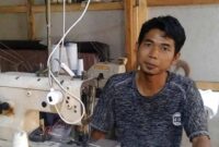 Ismanto warga Coprayan, Buaran, Kabupaten Pekalongan, Jumat (8/8/2025). Dia diklarifikasi petugas pajak soal transaksi pembelian kain Rp 2,9 miliar. (Foto: Robby Bernardi/detikJateng) 

