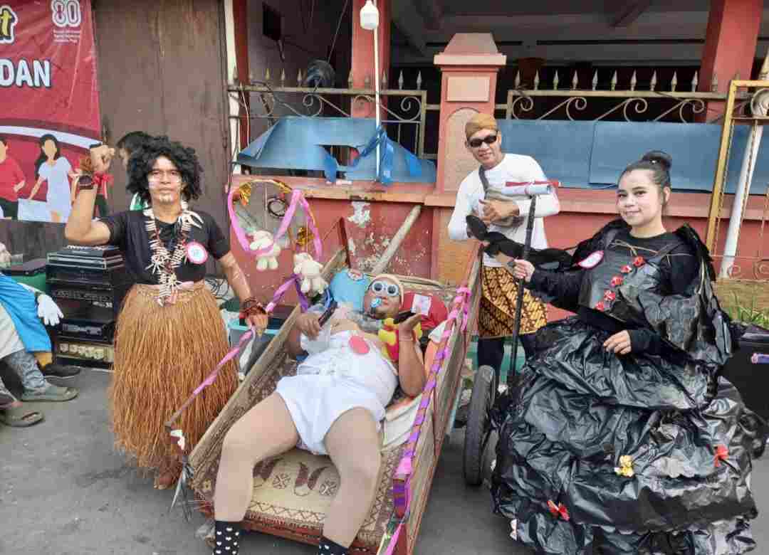 Gokil! Rayakan HUT RI ke-80, Warga Suronandan Tumpah Ruah dalam Gerak Jalan dan Parade Kostum