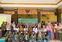 Foto bersama masyarakat dan perangkat Desa Segoro Tambak, Sidoarjo beserta Tim PKM UPN Veteran Jawa Timur (dok pribadi) 
