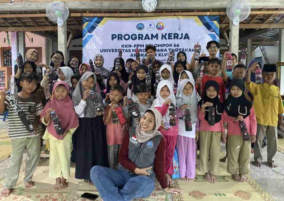 Berkat Mahasiswa KKN UMBY, Botol Bekas Jadi Celengan Lucu: Anak Pajimatan Auto Semangat Nabung!