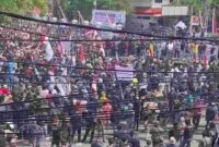POV: aksi demo yang diperkirakan lebih dari 50.000 massa di sekitar alun-alun Pati menuntut Bupati Sudewo mundur dari jabatannya.(foto: IG info seputar kudus) 
