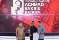 Dosen KK Kimia Anorganik dan Fisik, ITB, Dr. Grandprix Thomryes Marth Kadja, M.Si., (tengah) menerima Penghargaan Achmad Bakrie ke-20 untuk kategori Ilmuwan Muda atas dedikasinya dalam penelitian material nano untuk energi berkelanjutan. (Itb.ac.id) 