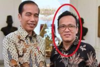 Ketua Relawan Jokowi Mania (Joman), Immanuel Ebenezer (kanan) bersama Presiden Joko Widodo (Jokowi)/ gambar: Tribunnews.com
