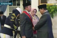Presiden Prabowo Subianto menganugerahkan Bintang Mahaputra Utama kepada Seskab Teddy Indra Wijaya di Istana Negara, Jakarta, Senin (25/8/2025).(Tangkapan Layar YouTube Kompas TV)