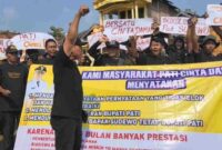 Aksi damai tolak Bupati Pati Sudewo lengser di lapangan Desa Gadudero, Kecamatan Sukolilo, Pati, Minggu (24/8/2025).(Sumber: Kompas.com) 

