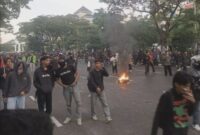 Suasana aksi demo di Jalan Pahlawan, Semarang, Jumat (29/8/2025)/ (foto: detikjateng) 

