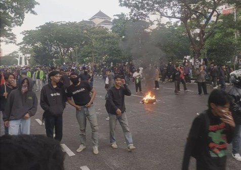 Duka di Jakarta, Panas Menjalar ke Semarang: Demo Ojol Berujung Ricuh di Depan Polda Jateng