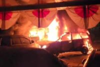 POV: mobil yang terparkir di kawasan gubernuran  dibakar massa, imbas aksi di depan Kapolda Jateng, Jumat (29/8/2025) / foto: dok istimewa