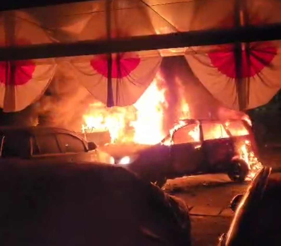 Semarang Membara: Demo 29 Agustus Makin Liar Tak Terkendali, Mobil dan Pos Polisi Dibakar