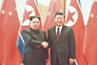 Pemimpin China Xi Jinping saat berjabat tangan dengan pemimpin Korea Utara Kim Jong Un (gambar: pinterest) 