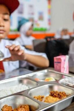 MK Larang Dana Pendidikan Dipakai buat MBG, Tapi Berlaku Penuh Mulai 2028