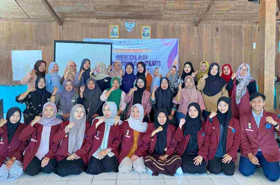 Styling Anti Ribet, Ibu-Ibu Kandangrejo Belajar Fashion & Mix & Match di Sekolah Perempuan Plus 2025