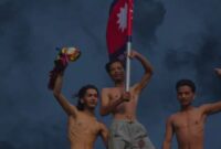 Para demonstran yang rata-rata berusia gen-z sedang mengibarkan bendera Nepal. (Foto: diolah dari Kompas) 