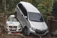 Foto: Kendaraan roda empat milik warga tersapu banjir di Perumahan Gria Batu Indah, Banjar Batu Sangian, Desa Gubug, Kecamatan Tabanan. (Dok. Istimewa via Detikcom)
