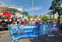 Ratusan buruh yang tergabung dalam KSPI dan Aliansi Buruh Jateng (Abjad) melakukan aksi unjuk rasa di depan kantor Gubernur Jawa Tengah, Jalan Pahlawan, Kota Semarang, Kamis (28/8/2025).(KOMPAS.COM/Titis Anis Fauziyah)