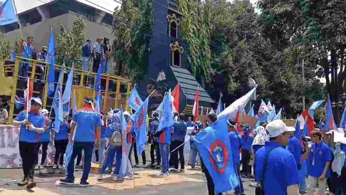 Ratusan buruh yang tergabung dalam asosiasi Tekstil, Sandang dan Kulit Konfederasi Serikat Pekerja Seluruh Indonesia (TSK KSPSI) menggelar aksi solidaritas menuntut hak pesangon para pekerja eks PT Sri Isman Tbk (Sritex Grup) di depan kompleks Gubernur Jawa Tengah (Jateng), Rabu (24/9/2025). (Solopos/Adhik Kurniawan).

